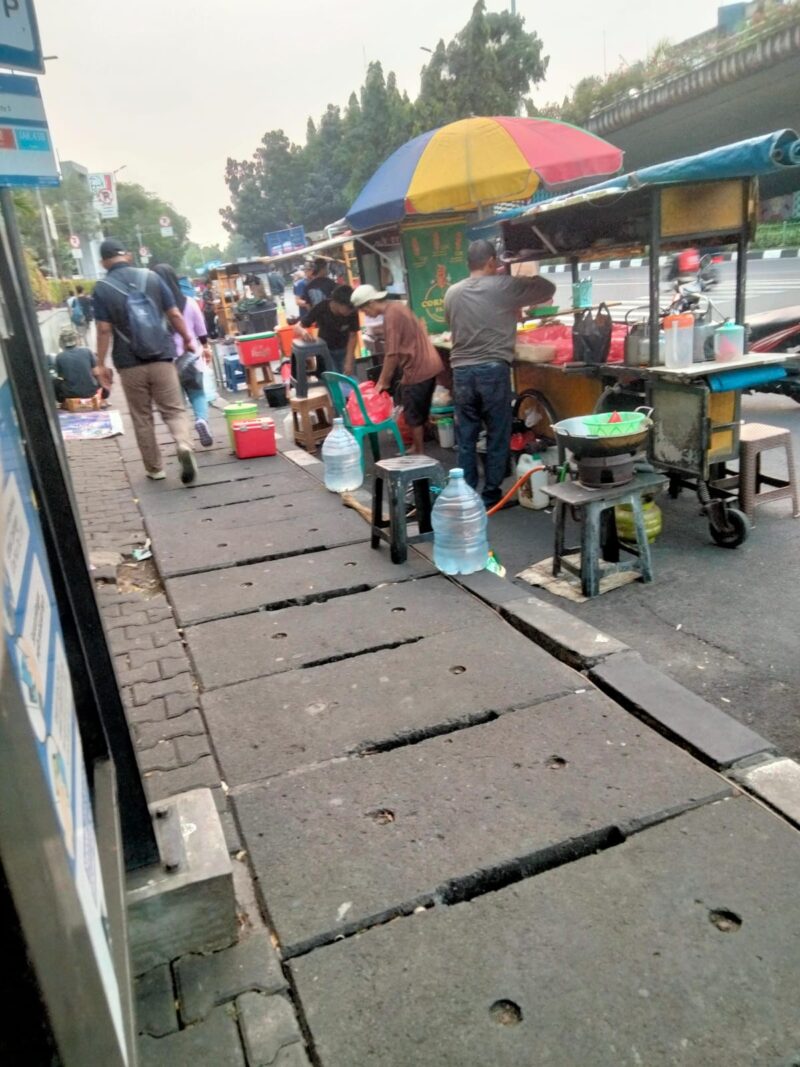 Foto : PKL Menjamur Berjualan Dibahu Jalan Raya Kalibata City Jakarta Selatan 